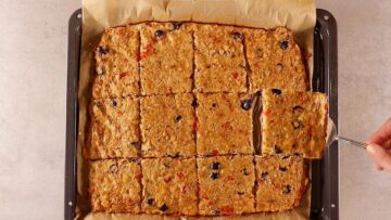 Low Carb Schüttelpizza: Schneiden