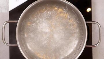 Low Carb Spätzle: Wasser aufkochen