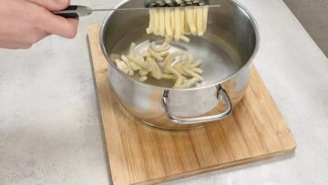 Low Carb Spätzle: Teig durch Spätzlepresse pressen