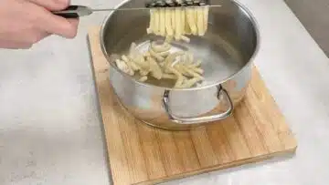 Low Carb Spätzle: Teig durch Spätzlepresse pressen