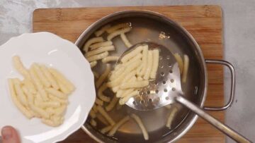 Low Carb Spätzle: Ziehen lassen