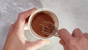 Low Carb Tassenpudding: Mischen