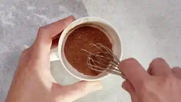 Low Carb Tassenpudding: Mischen