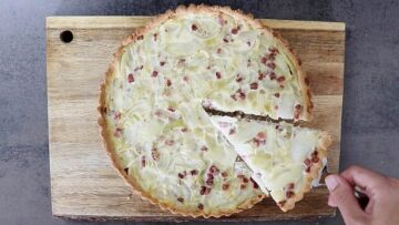 Low carb Zwiebelkuchen ohne Mehl: Anschneiden