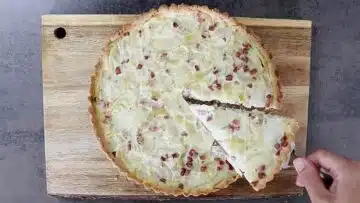 Low carb Zwiebelkuchen ohne Mehl: Anschneiden