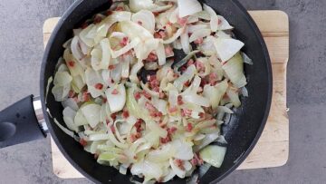 Low carb Zwiebelkuchen ohne Mehl: Dünsten
