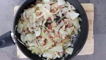 Low carb Zwiebelkuchen ohne Mehl: Dünsten