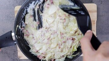 Low carb Zwiebelkuchen ohne Mehl: Rühren