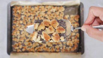 Mohn Streuselkuchen ohne Zucker: Schneiden