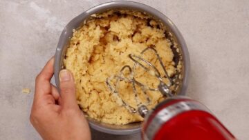 Mohn Streuselkuchen ohne Zucker: Teig fertigstellen