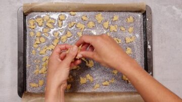Mohn Streuselkuchen ohne Zucker: Streusel verteilen