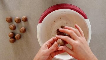 Protein Balls: zu Kugeln formen