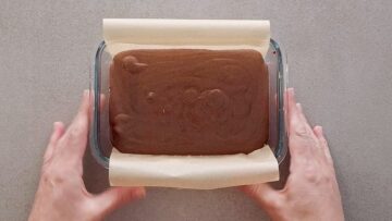 Protein Brownies: Teig in eine Form füllen und Backen