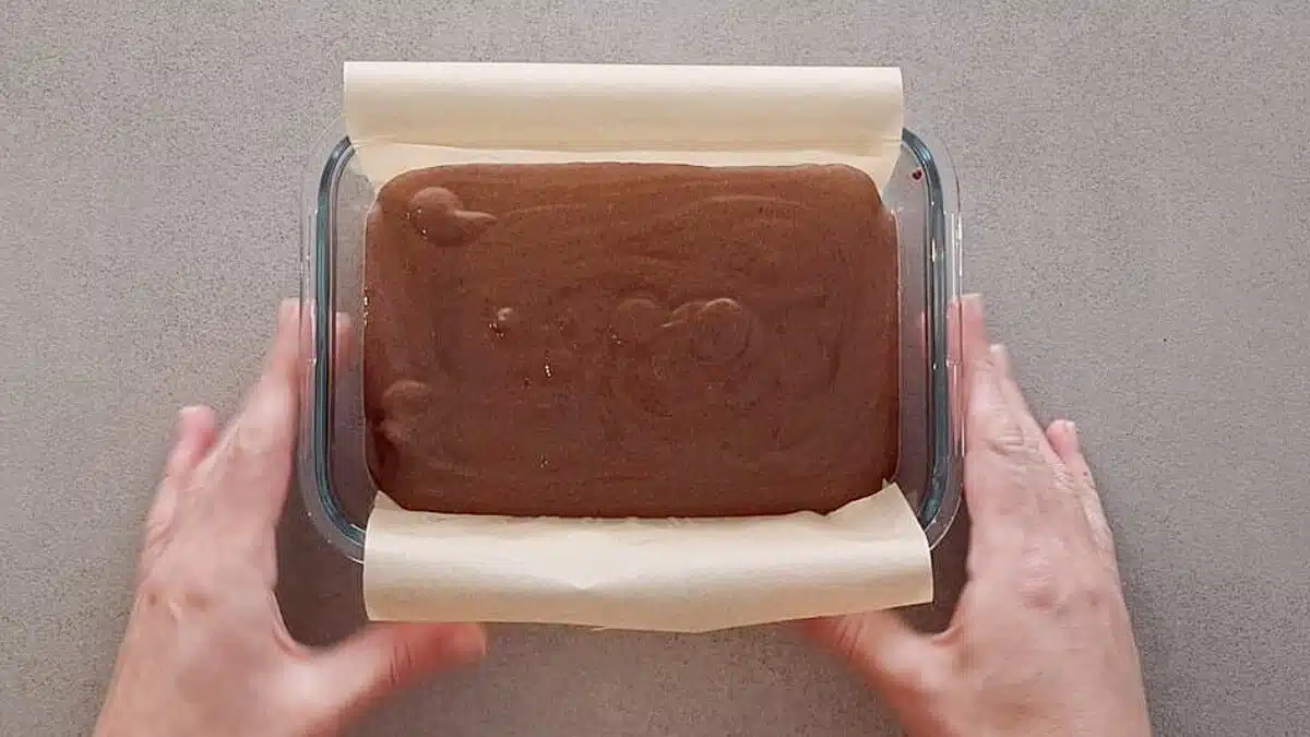 Protein Brownies: Teig in eine Form füllen und Backen