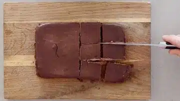 Protein Brownies: In Stücke schneiden