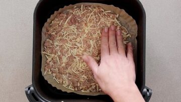 Protein Pizza: Formen im Airfryer Körbchen