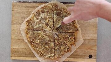 Protein Pizza: Schneiden mit einem Pizzaroller