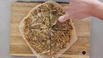 Protein Pizza: Schneiden mit einem Pizzaroller