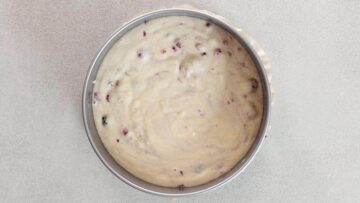 Quark Beeren Kuchen: Teig in eine Springform umfüllen