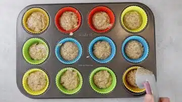 Schoko Nuss Muffins ohne Zucker: Verteilen