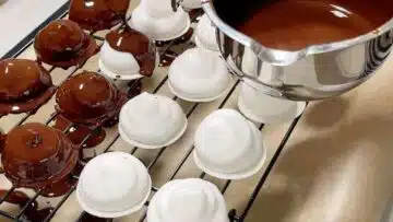 Schokoküsse ohne Zucker: Überziehen mit Schokolade