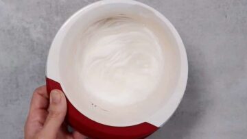 Schokoladenkuchen ohne Mehl: Eiweiß aufschlagen