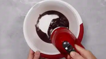 Schokoladenkuchen ohne Mehl: rühren