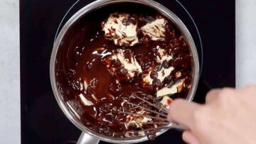 Schokoladenkuchen ohne Mehl: Butter und Schokolade schmelzen