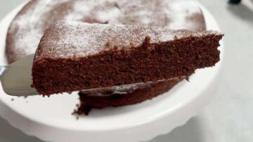 Schokoladenkuchen ohne Mehl: schneiden