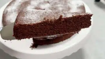 Schokoladenkuchen ohne Mehl: schneiden