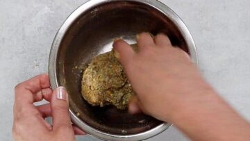 Vegane Energiebällchen ohne Zucker kneten