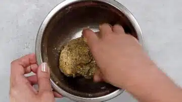 Vegane Energiebällchen ohne Zucker kneten