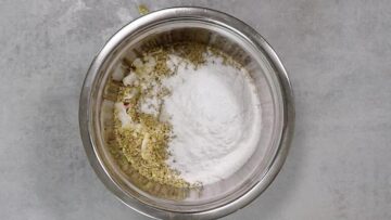 Vegane Energiebällchen ohne Zucker mischen