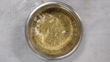 Vegane Energiebällchen ohne Zucker zerkleinern