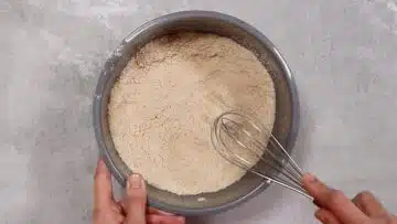 Veganes Früchtebrot ohne Zucker: Mischen