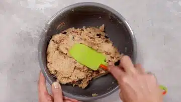 Veganes Früchtebrot ohne Zucker: Unterheben