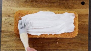 Zitronenkuchen ohne Zucker: Guss verteilen