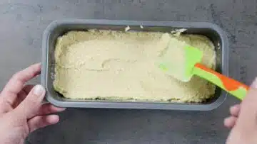 Apfelmuskuchen ohne Zucker: Umfüllen