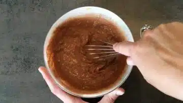 Bananen Tassenkuchen ohne Zucker: Rühren