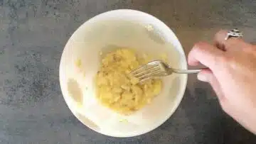 Bananen Tassenkuchen ohne Zucker: Zerdrücken