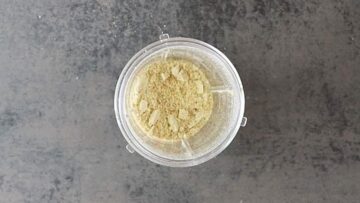 Brot mit Kurkuma: Mahlen