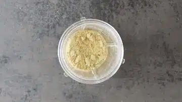 Brot mit Kurkuma: Mahlen