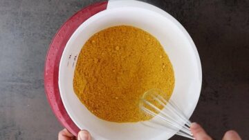 Brot mit Kurkuma: Mischen