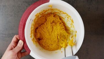 Brot mit Kurkuma: Rühren