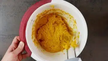 Brot mit Kurkuma: Rühren