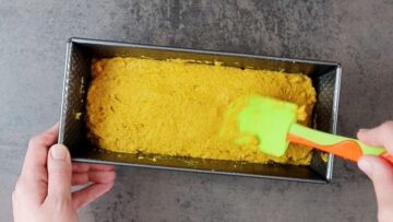 Brot mit Kurkuma: Umfüllen