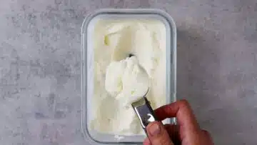 Buttermilch Zitronen Eis selber machen ohne Zucker: Unterheben