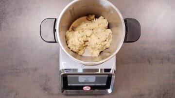 Dampfnudeln ohne Zucker: Kneten