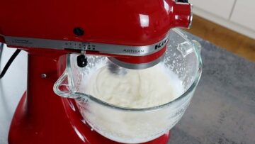 Eierlikör ohne Zucker: Hinzugeben