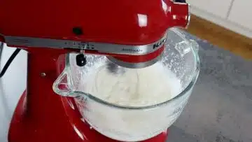 Eierlikör ohne Zucker: Hinzugeben